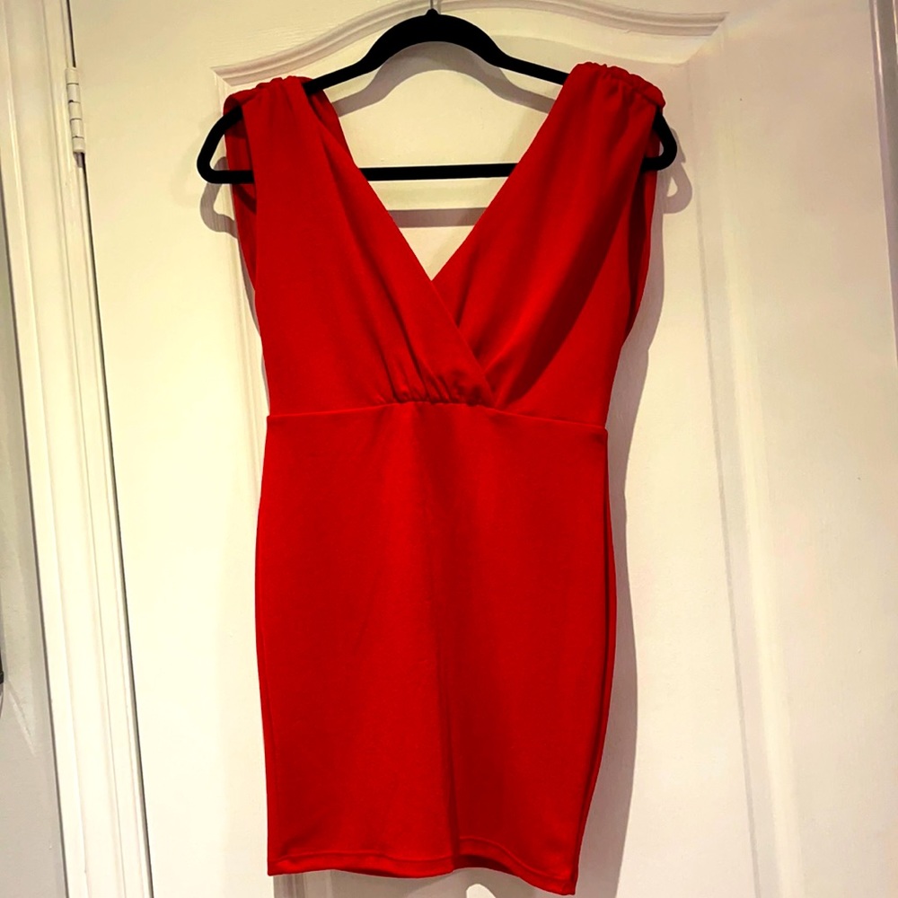 Gorgeous mini red dress with back drapes 🌹💃🏻❤️